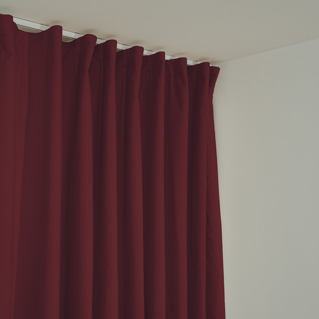 Schallschutzvorhang psssst 640g/m² bordeaux mit Faltenband – Nahaufnahme