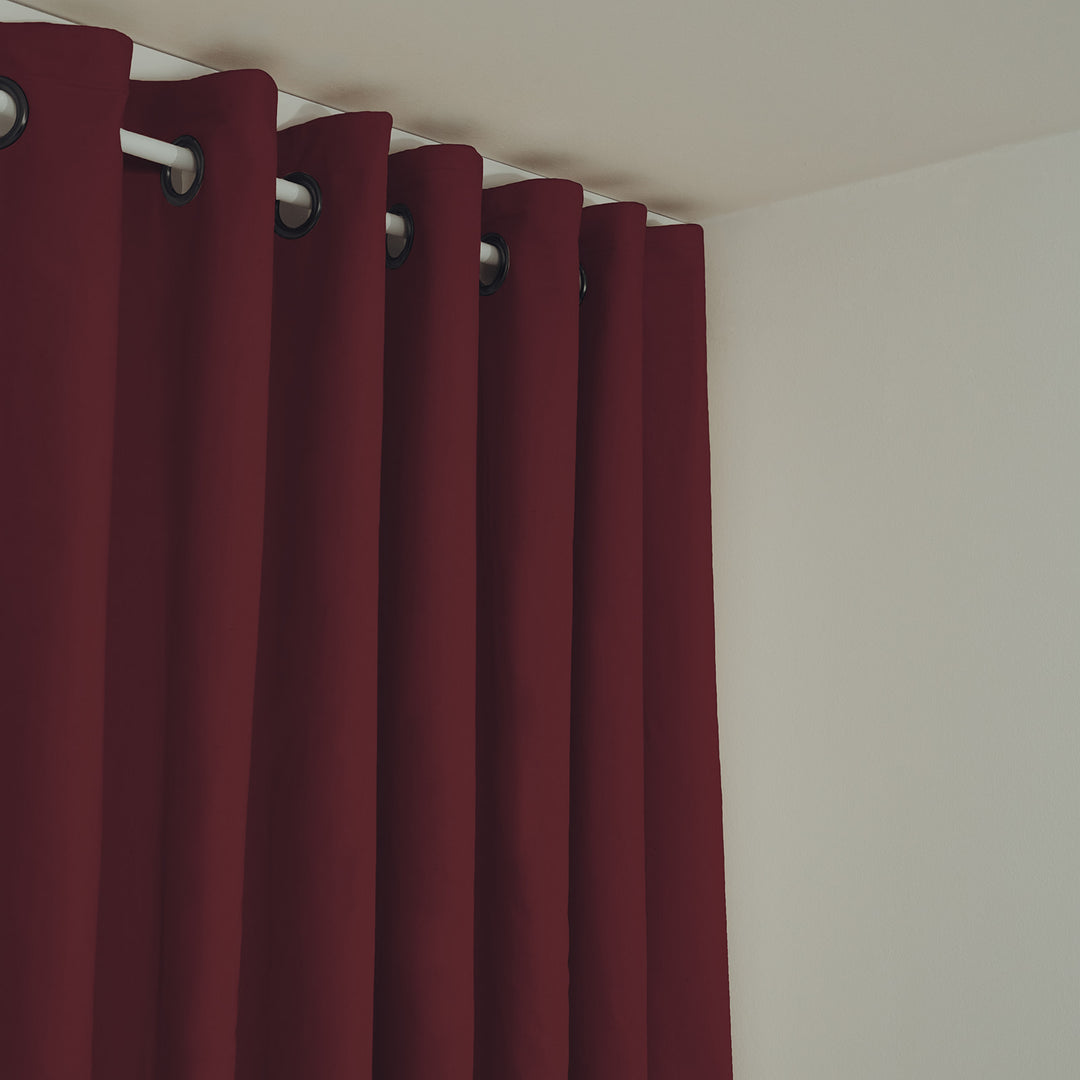 Schallschutzvorhang psssst 640g/m² bordeaux mit Ösen schwarz – Nahaufnahme