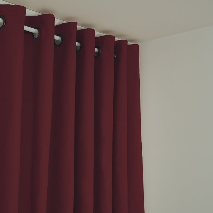 Schallschutzvorhang psssst 640g/m² bordeaux mit Ösen schwarz – Nahaufnahme