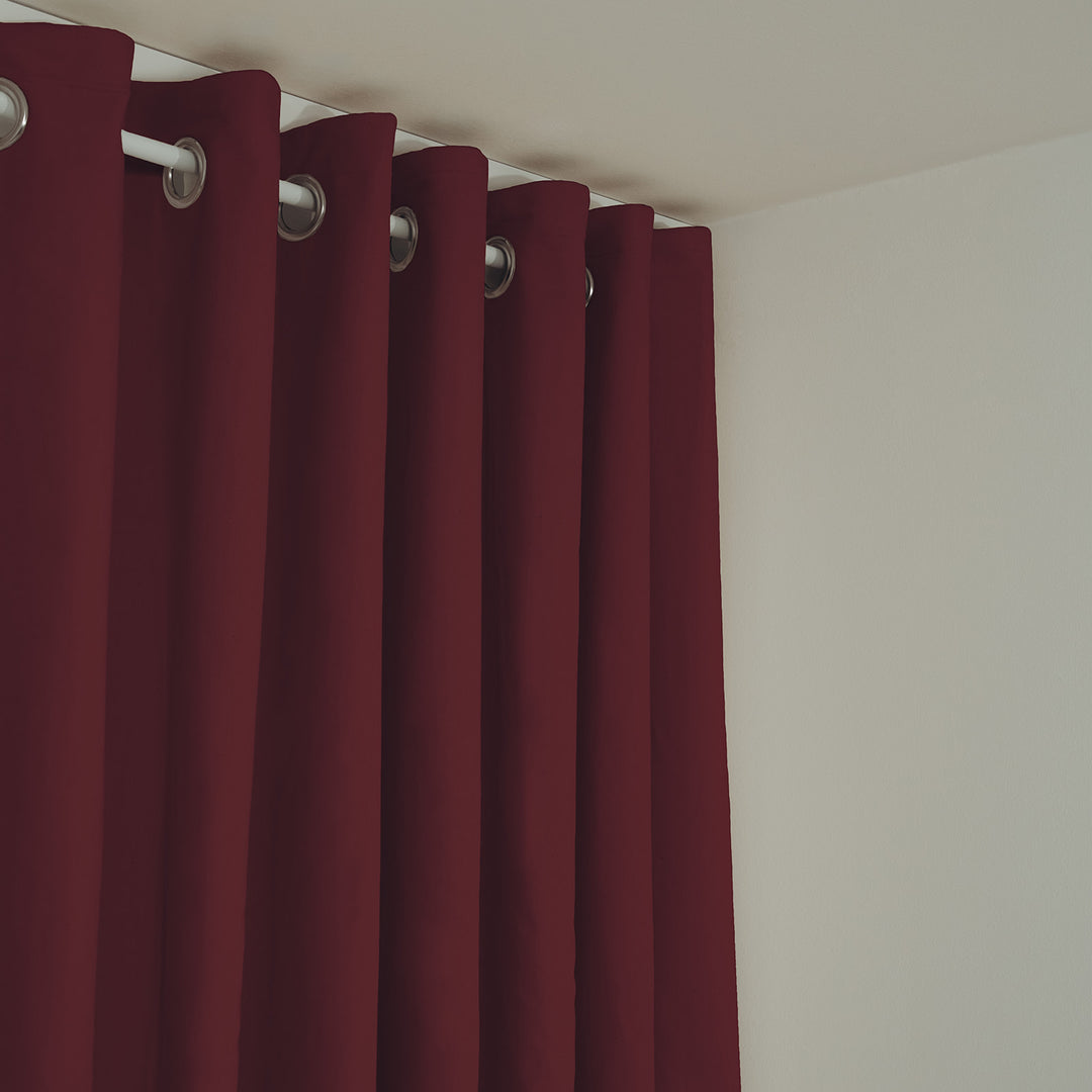 Schallschutzvorhang psssst 640g/m² bordeaux mit Ösen silber – Nahaufnahme