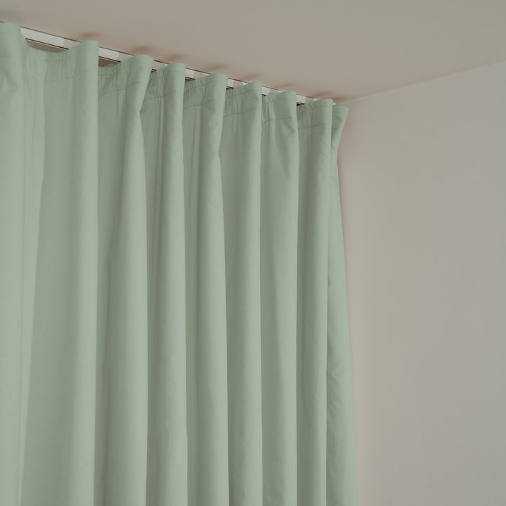 Schallschutzvorhang psssst 1.300g/m² mintgrün mit Faltenband – Nahaufnahme