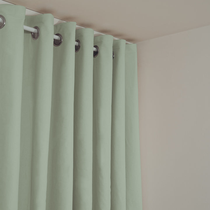 Schallschutzvorhang psssst 1.300g/m² mintgrün mit Ösen silber – Nahaufnahme