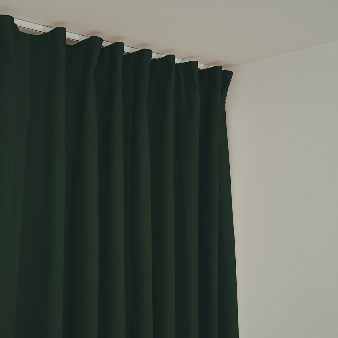 Schallschutzvorhang psssst 1.300g/m² moosgrün mit Faltenband – Nahaufnahme