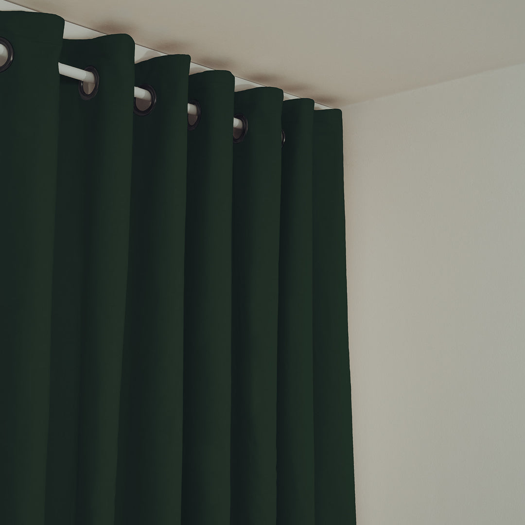 Schallschutzvorhang psssst 1.300g/m² moosgrün mit Ösen schwarz – Nahaufnahme