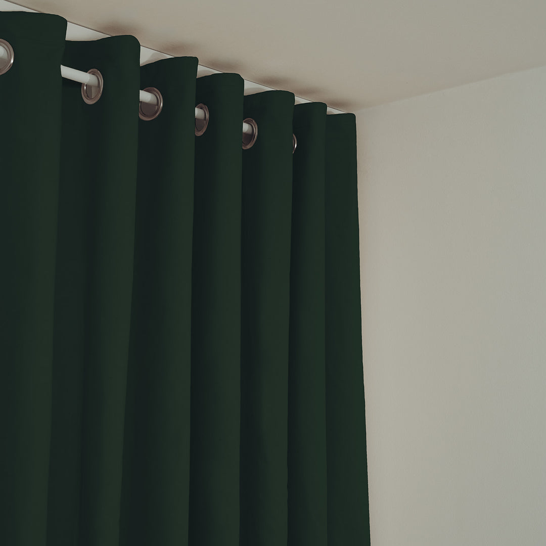 Schallschutzvorhang psssst 1.300g/m² moosgrün mit Ösen silber – Nahaufnahme