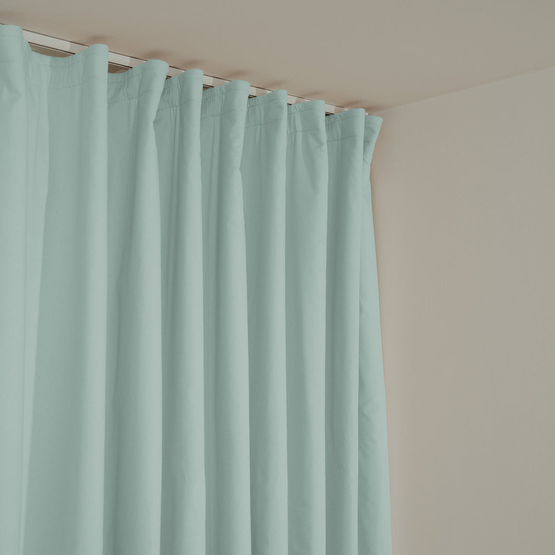Schallschutzvorhang psssst 1.300g/m² pastellblau mit Faltenband – Nahaufnahme