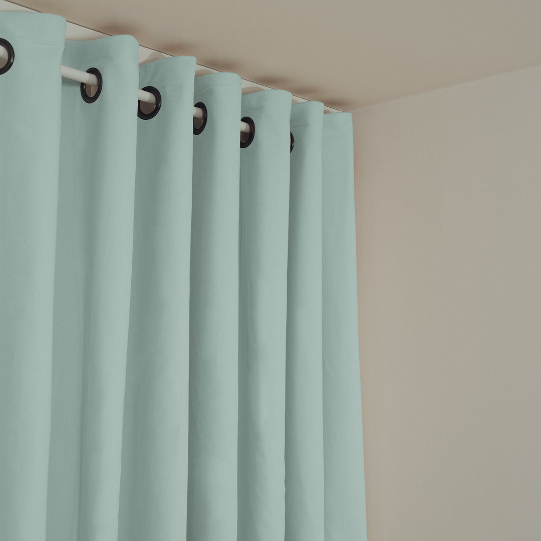 Schallschutzvorhang psssst 1.300g/m² pastellblau mit Ösen schwarz – Nahaufnahme