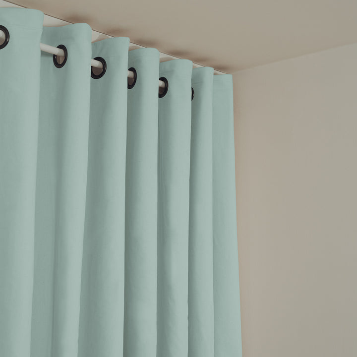 Schallschutzvorhang psssst 1.300g/m² pastellblau mit Ösen schwarz – Nahaufnahme