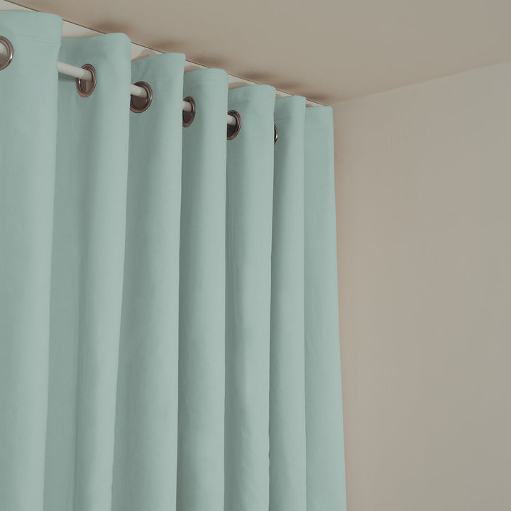 Schallschutzvorhang psssst 1.300g/m² pastellblau mit Ösen silber – Nahaufnahme
