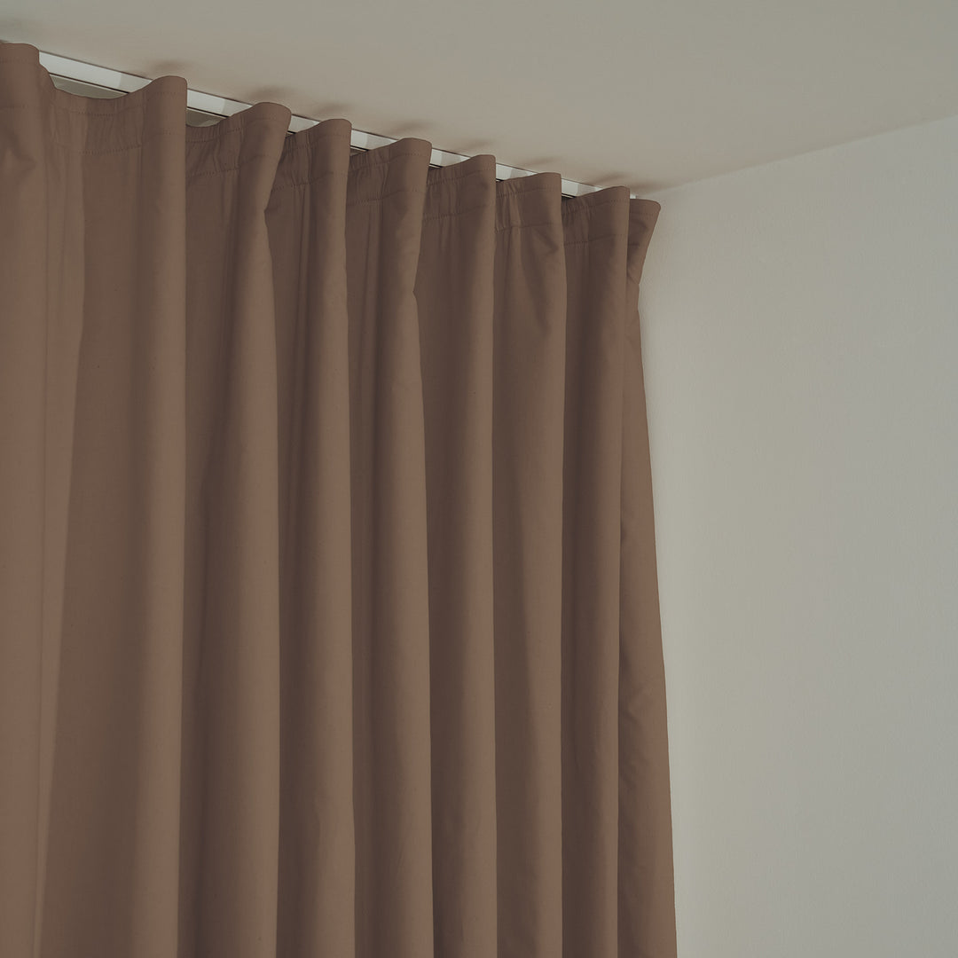 Schallschutzvorhang psssst 1.300g/m² taupe mit Faltenband – Nahaufnahme