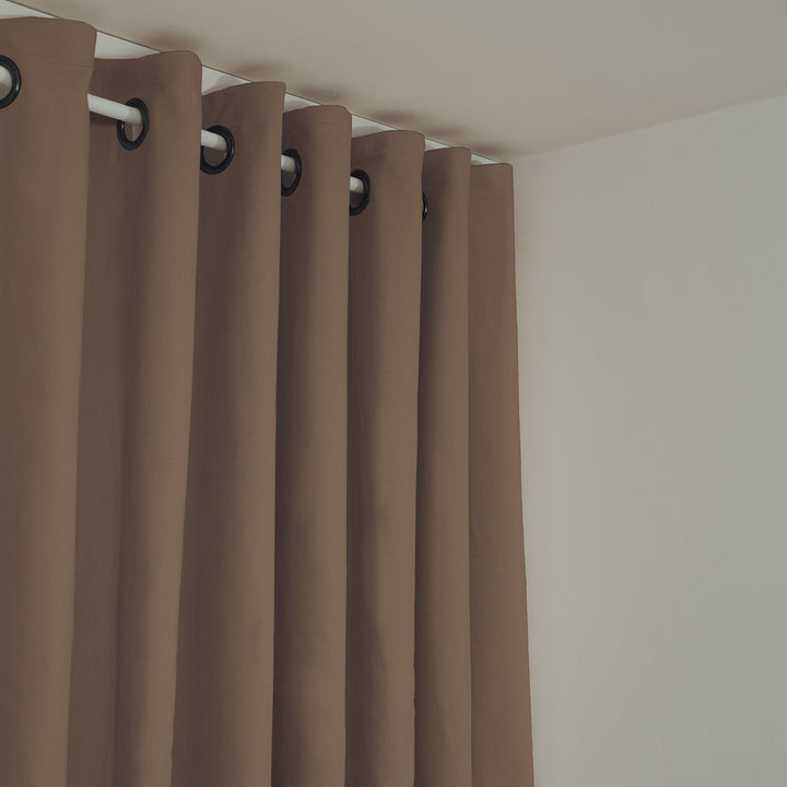 Schallschutzvorhang psssst 1.300g/m² taupe mit Ösen schwarz – Nahaufnahme