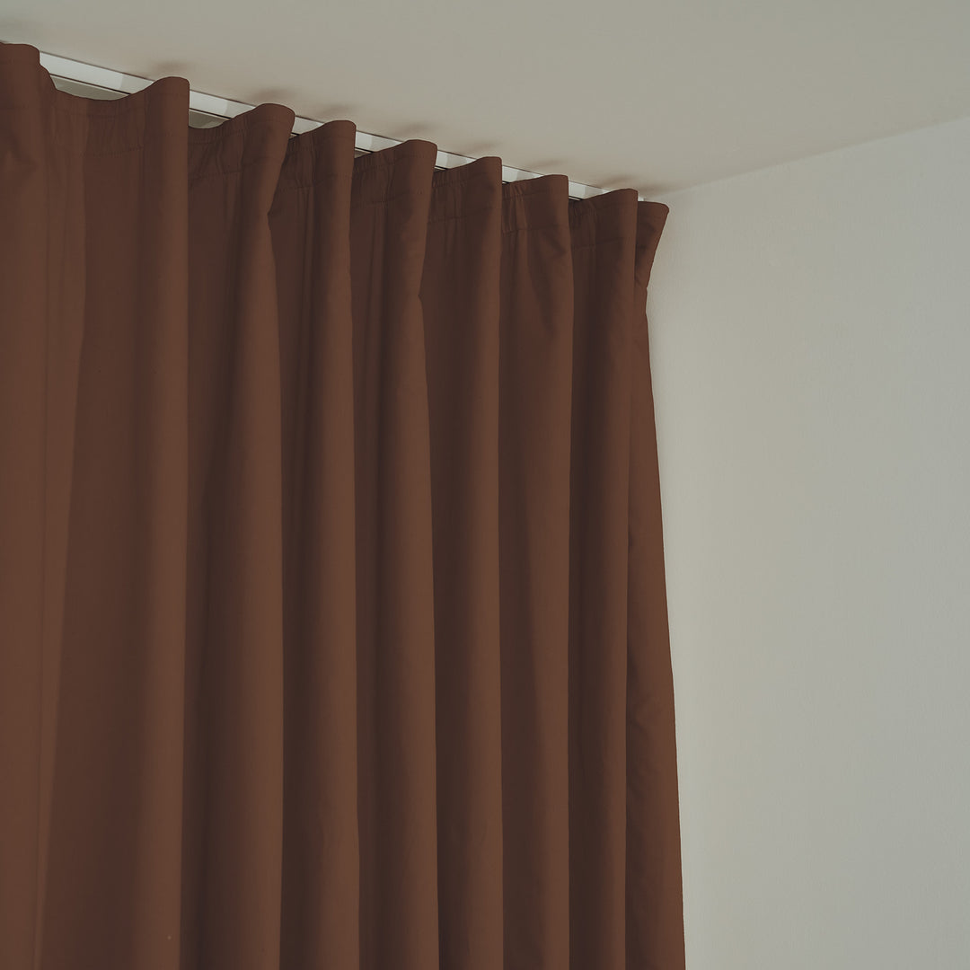 Schallschutzvorhang psssst 1.300g/m² walnuss mit Faltenband – Nahaufnahme