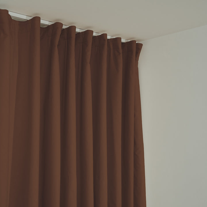 Schallschutzvorhang psssst 1.300g/m² walnuss mit Faltenband – Nahaufnahme